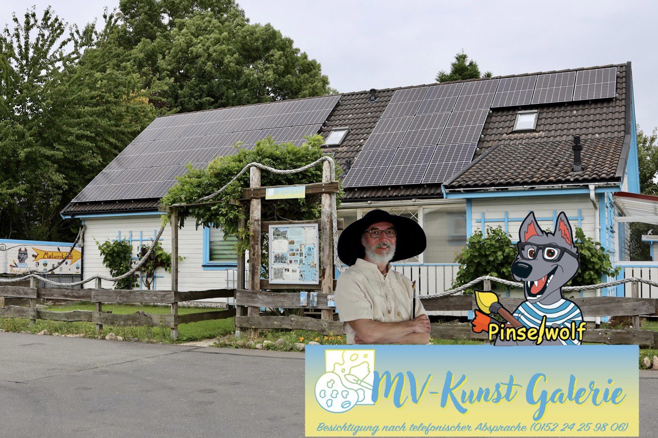 Ausstellungsraum der MV-Kunstgalerie mit farbenfrohen Gemälden